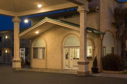 Super 8 by Wyndham Ridgecrest – Photos 3