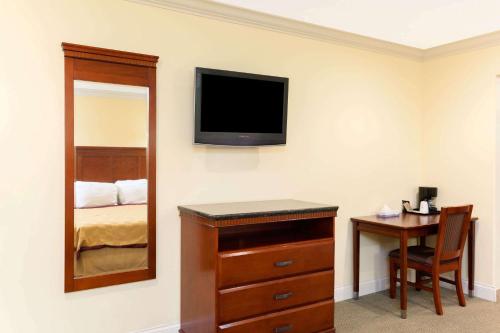Postel nebo postele na pokoji v ubytování Travelodge by Wyndham Brea