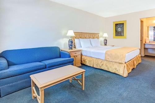 Postel nebo postele na pokoji v ubytování Knights Inn Kissimmee