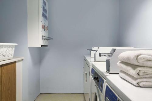 Postel nebo postele na pokoji v ubytování Central Suite Hotel
