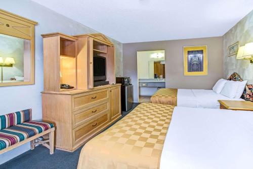 Postel nebo postele na pokoji v ubytování Knights Inn Kissimmee