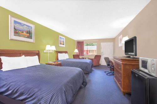 Hotel Express Anniston/Oxfordにあるテレビまたはエンターテインメントセンター