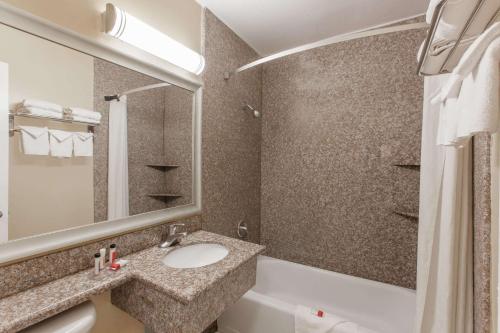 Ένα μπάνιο στο Travelodge by Wyndham San Diego SeaWorld