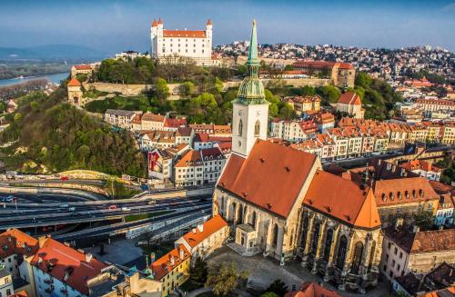 una vista aérea de una ciudad con una iglesia en Arcadia Boutique Hotel en Bratislava