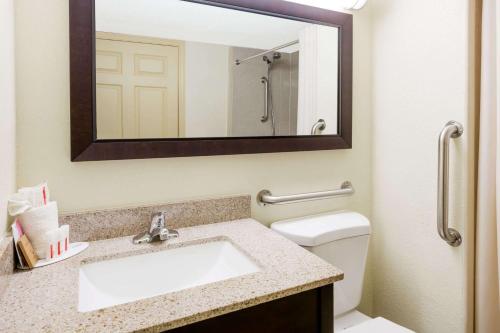 ein Bad mit einem Waschbecken und einem Spiegel in der Unterkunft Americas Best Value Inn Phenix City in Phenix City