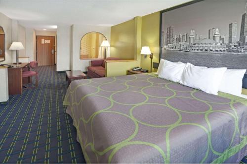 Ένα ή περισσότερα κρεβάτια σε δωμάτιο στο Super 8 by Wyndham Monee I-57