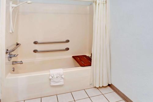 Ein Badezimmer in der Unterkunft Super 8 by Wyndham Monee I-57
