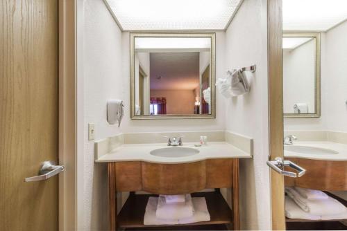 a bathroom with a sink and a mirror at Sandia inn & suites in Albuquerque