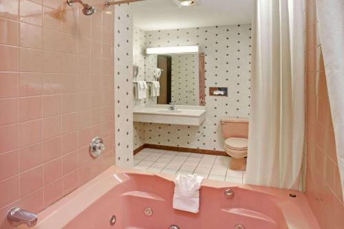 Ένα μπάνιο στο Super 8 by Wyndham Monee I-57