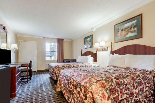 Un pat sau paturi într-o cameră la Knights Inn Greenville