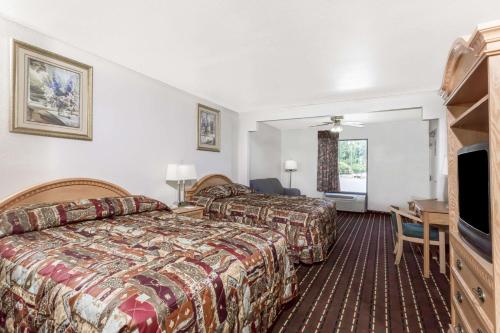 En eller flere senge i et værelse på Brentwood Inn & Suites