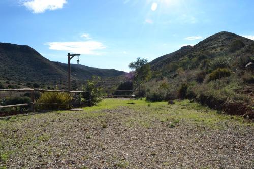 a dirt road with mountains in the background at Casas Rurales La Minilla in Los Albaricoques