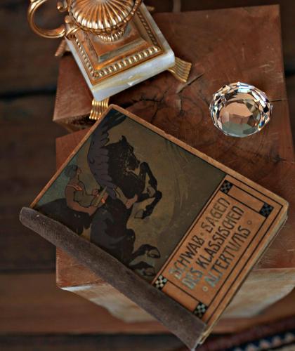 a book sitting on top of a wooden table at Event- Kultur & B&B Kunst Schloss Neuenhagen Übernachten im Denkmal in Bad Freienwalde