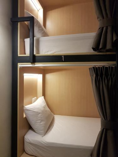 Katil dua tingkat atau katil-katil dua tingkat dalam bilik di Hotel 1000 Miles