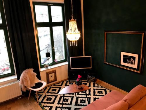 una sala de estar con un sofá y una mesa en LE-Style! Leipzig Zentrum, en Leipzig