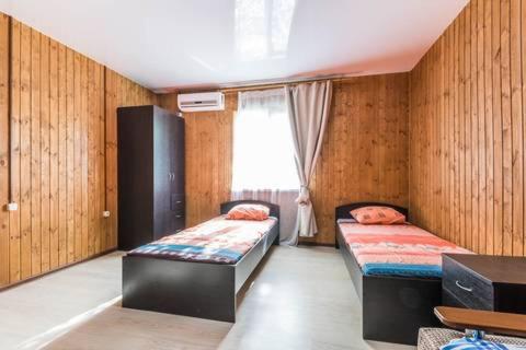 ゴルビツカヤにあるВенецияのベッド2台と窓が備わる客室です。
