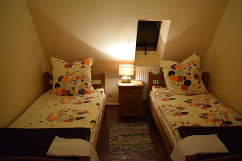 En eller flere senge i et værelse på Ostoja