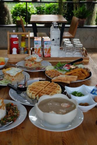 een tafel met borden eten en kommen soep bij Maerim Villa&Pool in Mae Rim