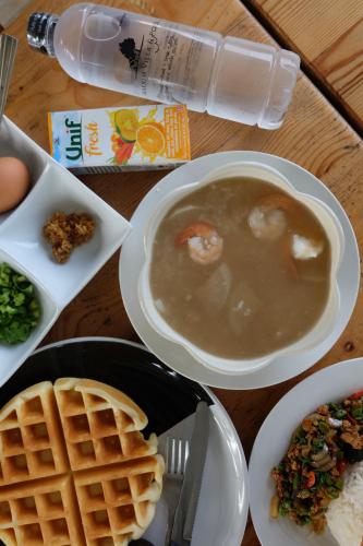 een tafel met een kom soep en een wafel bij Maerim Villa&Pool in Mae Rim