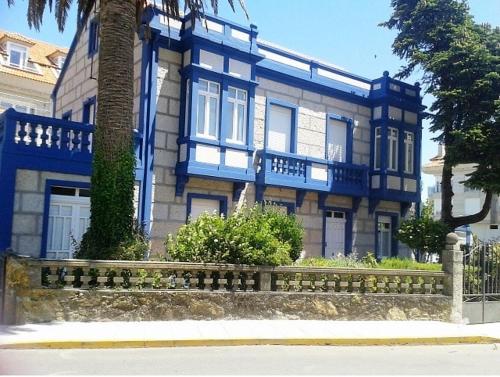 イスラ・デ・アローサにあるCasa Illa de Arousa, Galifornia!!の青白の家