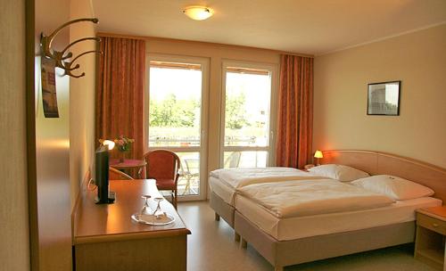 Postel nebo postele na pokoji v ubytování Hotel zur Brücke