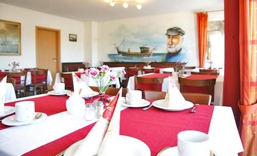 En restaurant eller et andet spisested på Hotel zur Brücke