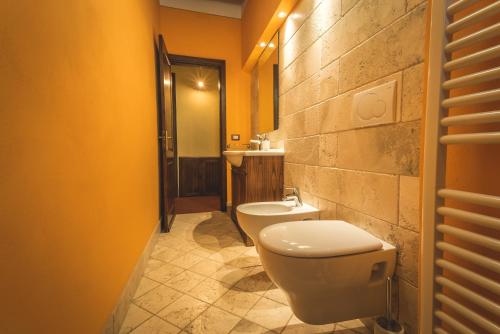 Een badkamer bij Luxury Apartment Piazza Grande