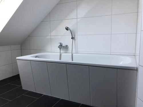 eine Badewanne mit einem Wasserhahn im Bad in der Unterkunft Moderne Wohnung im Grünen in Werneuchen