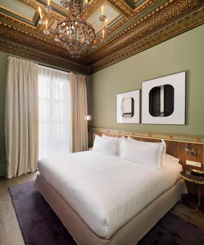 Una cama o camas en una habitación de H10 Casa Mimosa 4* Sup