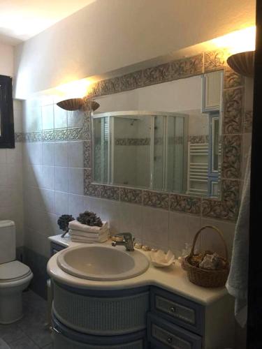 White Sand Villa Direct Access to Koviou Beach