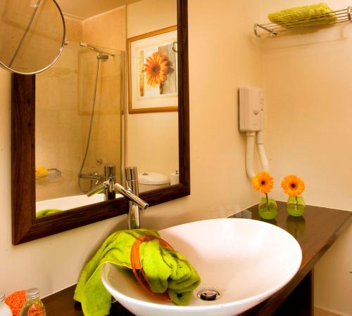 a bathroom with a sink and a mirror at Xenia Palace Portaria in Portariá