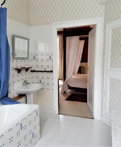 une salle de bain avec une baignoire, un lavabo et des toilettes dans l'établissement Château de Beaulieu, à Saumur