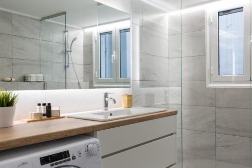A bathroom at Chic Flat in the Heart of Athens by UPSTREET