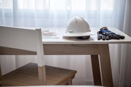 a white hard hat sitting on a table at Brizo Neuquén in Neuquén