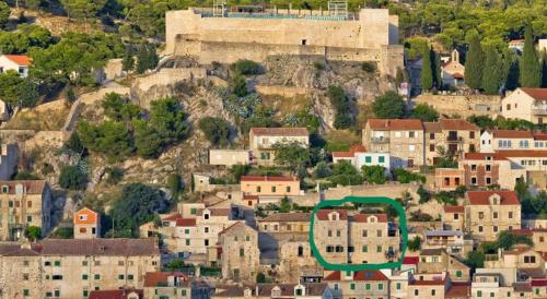 Nespecifikovaný výhled na destinaci Šibenik nebo výhled na město při pohledu z apartmánu