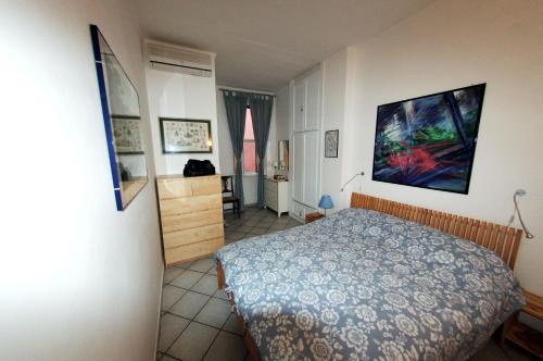 1 dormitorio con 1 cama en una habitación en casa vacanze argentarola, en Porto Santo Stefano