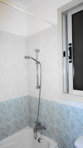 una bañera con ducha en un baño en Paphos Holiday Home, en Pafos