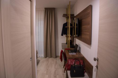 TV o dispositivi per l'intrattenimento presso 8room Hotel