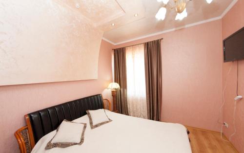 Una cama o camas en una habitación de Strelets Hotel