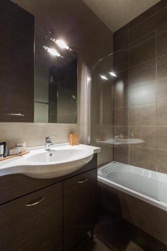 Stylish and Spacious 2BD - Thiseio by UPSTREET