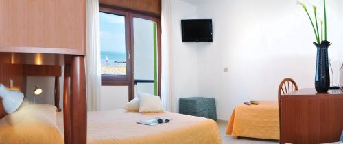 Habitación de hotel con 2 camas y vistas al océano en Hotel Giacomazzo, en Caorle