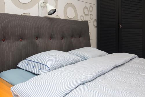 ティミショアラにあるUltracentral, brand new, modern and cozy apartmentのベッド1台(上に枕2つ付)