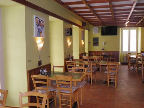 Un restaurante u otro lugar para comer en Auberge au Cavalier