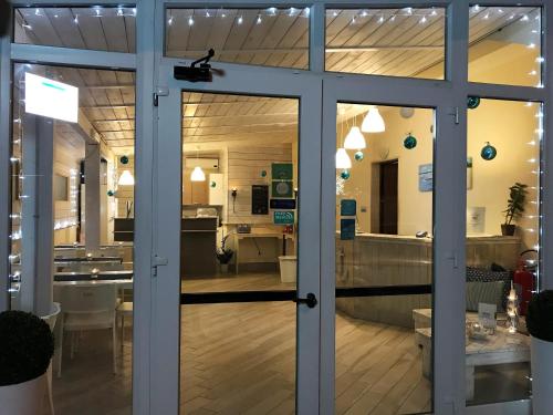 a store with glass doors and a room with a counter at Fiumicino Airport B&B Deluxe in Fiumicino