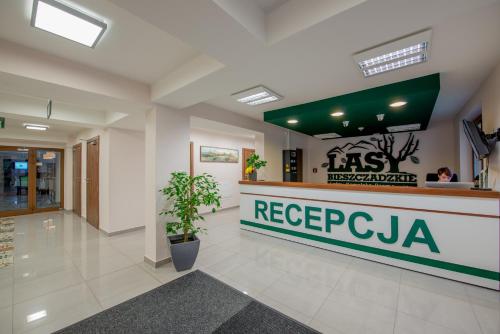 a lobby of a hospital with a reception counter at Centrum Promocji Leśnictwa w Mucznem in Lutowiska