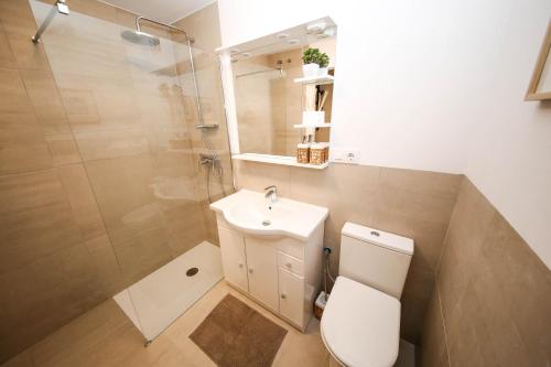 カルプにあるLa Manzanitaのバスルーム(トイレ、洗面台、シャワー付)