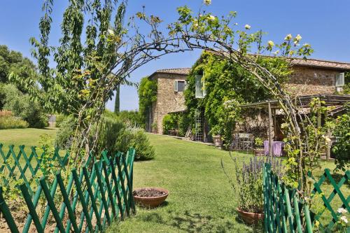 Jardín al aire libre en Villa Lorian by Salogi Villas