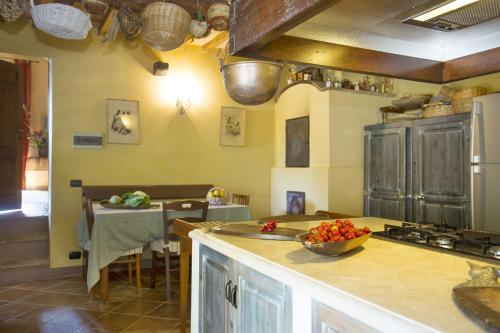 Una cocina o zona de cocina en Villa Lorian by Salogi Villas