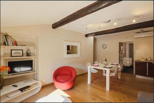 ニースにあるNice Renting - COLONNA - Best place in Nice Old Townのリビングルーム(白いテーブル、赤い椅子付)