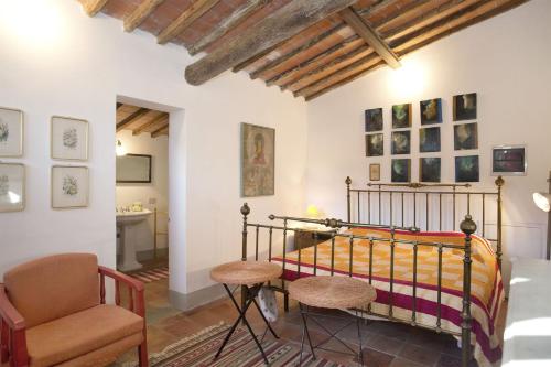 um quarto com uma cama e uma cadeira em Ricavoli em Troghi